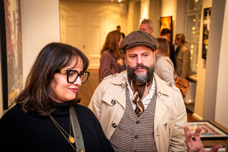 Saina und Manuel Cortez bei der Eröffnung der Ausstellung „Moments.Unexpected.“ von Fotokünstler Johannes Weinsheimer im „Studio Atlantik“ im „Atlantik Fisch“ in München ©Foto:Chris Weber 